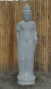 Stehender Buddha mit floraler Schnitzerei, Abudaya-Stellung. 43 x 39 x 175cm. Naturstein (Flussstein), Steinmetzarbeit Unikat 